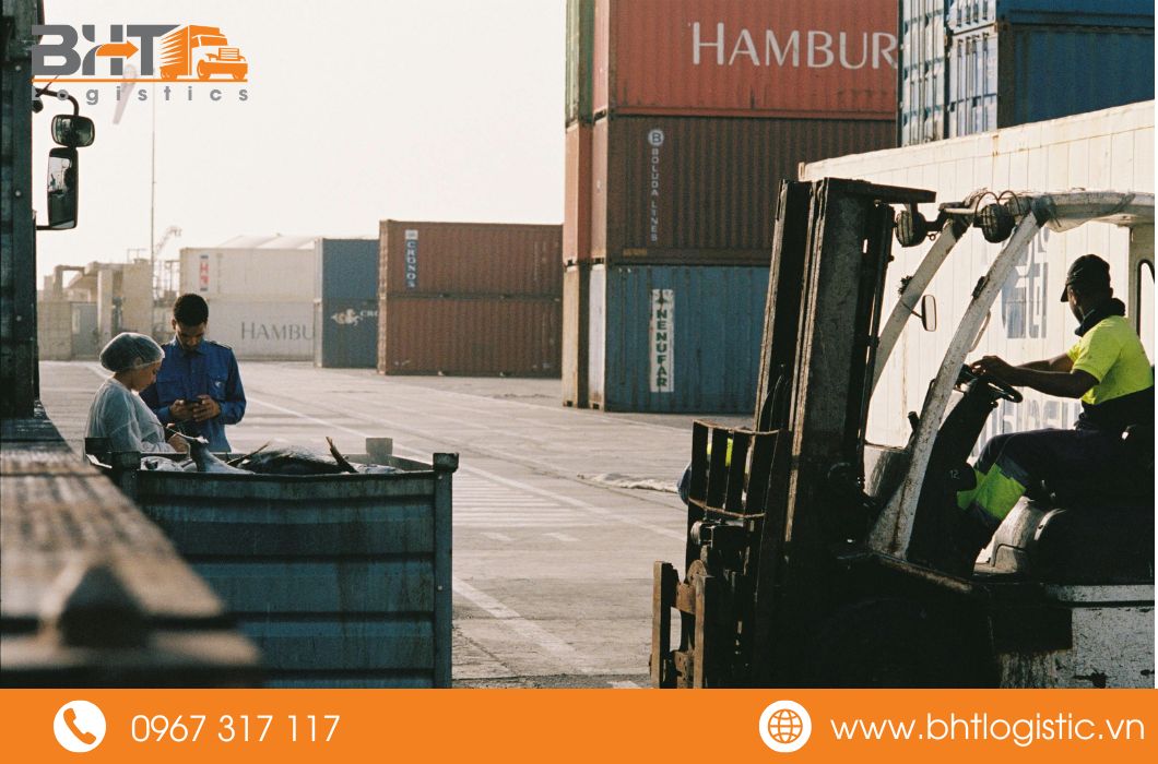 vận chuyển h&agrave;ng h&oacute;a